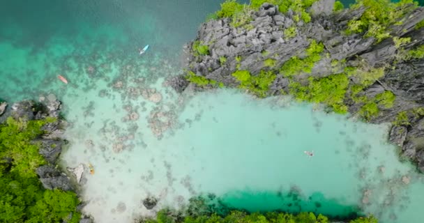 Διαφανές Θαλασσινό Νερό Στη Μεγάλη Λιμνοθάλασσα Καγιάκ Στο Νησί Miniloc — Αρχείο Βίντεο