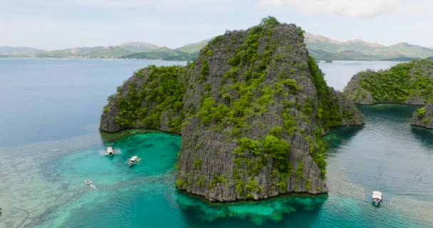 Экскурсионные Лодки Над Бирюзовой Лагуной Озере Каянган Корон Палаван Филиппины — стоковое видео