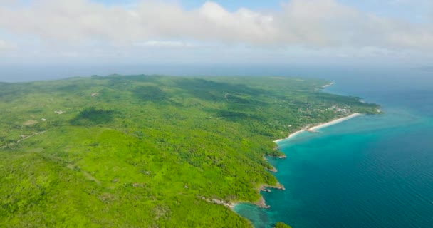 海岸線の緑の森 ジャングル ビーチを備えたカラバオ島の空中ビュー サンノゼ ロムブロン フィリピン — ストック動画