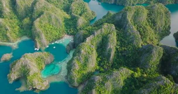 Isla Saltando Barcos Flotando Borde Las Aguas Espléndidas Rocas Piedra — Vídeos de Stock