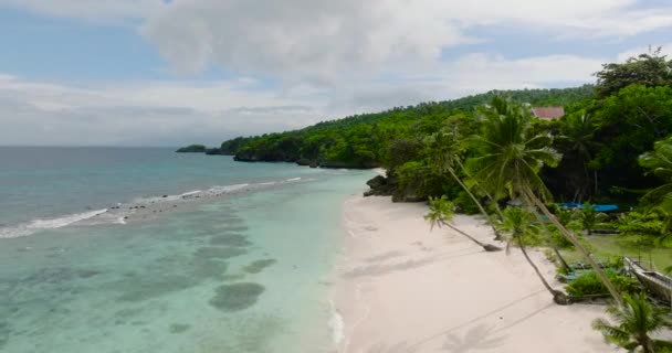 Прозрачные Прозрачные Океанские Волны Над Белыми Песчаными Пляжами Острова Карабао — стоковое видео