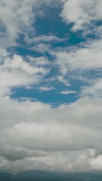 Peisaj Frumos Cer Albastru Nori Albi Peste Pădurea Munte Dealurile — Videoclip de stoc