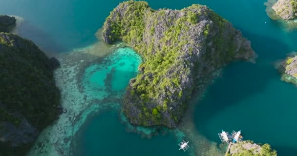 Lodě Plující Nad Tyrkysovou Vodní Lagunou Korály Jezero Kayangan Coron — Stock video