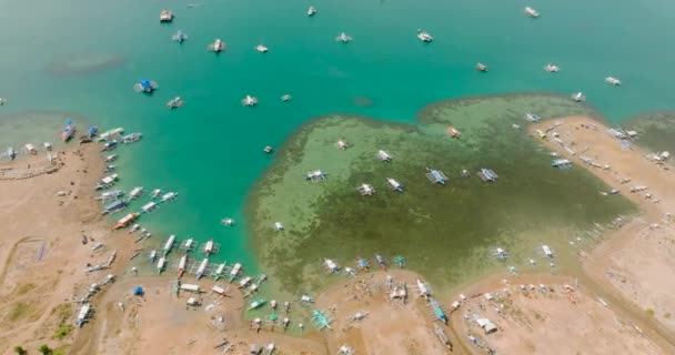Bovenaanzicht Van Toeristische Boten Drijvend Het Turquoise Zeewater Kronen Palawan — Stockvideo
