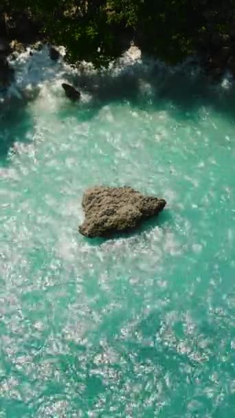 Prachtig Uitzicht Oceaan Golven Spatten Rotsachtige Kustlijn Samal Eiland Davao — Stockvideo