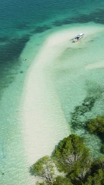 Бирюзовая Вода Над Песком Кораллами Исчезающий Остров Самал Давао Филиппины — стоковое видео