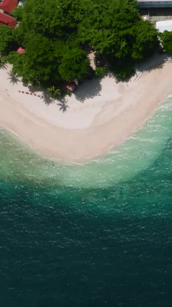 Білий Піщаний Пляж Відбиттям Сонячного Світла Над Бірюзовою Водою Човнами — стокове відео