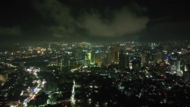 Modern binalarla çarpıcı şehir Cebu 'nun kuşları. Gece manzarası. Filipinler.