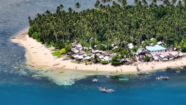 白いビーチがある熱帯小島 青い海の上にボート フィリピン ミンダナオ ズームビュー — ストック動画