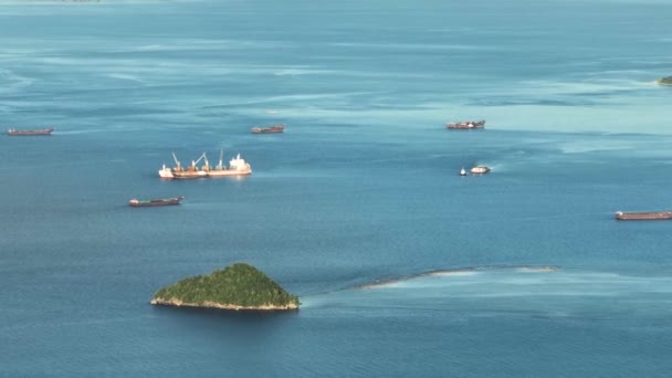 Barcos Portacontenedores Buques Carga Sobre Mar Azul Las Olas Mindanao — Vídeos de Stock
