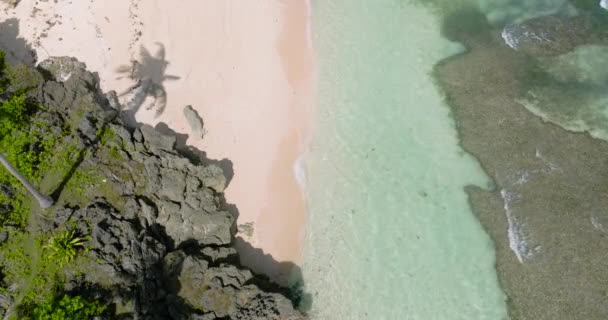 カラバオ島の砂浜の海岸線の美しい波 サンノゼ ロムブロン フィリピン — ストック動画