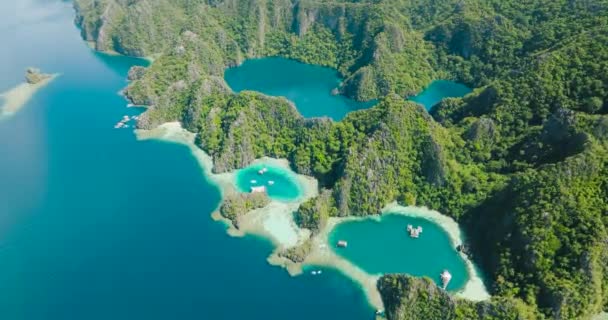 石灰岩を有するバラクーダ湖の航空眺望 ラグーンのボート コロン パラワン フィリピン — ストック動画