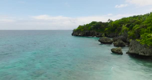 Тропический Остров Скалистым Побережьем Остров Карабао Ромблон Филиппины — стоковое видео