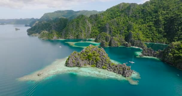 Tropický Ostrůvek Průhlednou Tyrkysovou Vodou Twin Lagoon Coronu Palawan Filipíny — Stock video