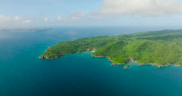 青い海に囲まれたカラバオ島 サンノゼ ロムブロン フィリピン シースケープ — ストック動画
