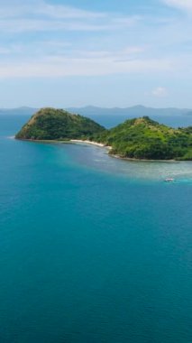 Mavi deniz ve sahil manzaralı İHA manzarası. Coron, Palawan 'daki Dimanglet Adası. Filipinler. Dikey görünüm.