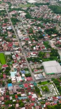 Modern binalar ve yerleşim alanları olan bir şehir. Panay Adası 'ndaki Iloilo City' de. Filipinler. Dikey görünüm.