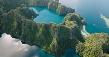 Kayangan Gölü ve Barakuda Gölü 'nün havadan görünüşü. Mavi denizi aşan tekneler. Coron, Palawan. Filipinler.