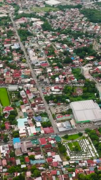 近代的な建物と住宅地がある都市 パナイ島のイロイロ市 フィリピン 垂直ビュー — ストック動画