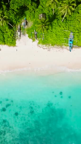 海滩景观 阳光映照在沙滩上的船只和碧绿的海浪之上 卡拉包岛 隆布隆 菲律宾 纵向观点 — 图库视频影像