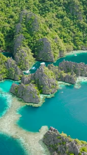Zelená Laguna Twin Lagoon Turistickými Čluny Vápencové Skály Coron Palawan — Stock video