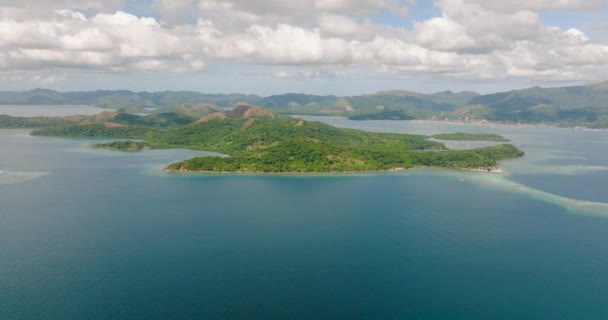 Голубое Море Острова Короне Палаван Голубое Небо Облака Филиппины — стоковое видео