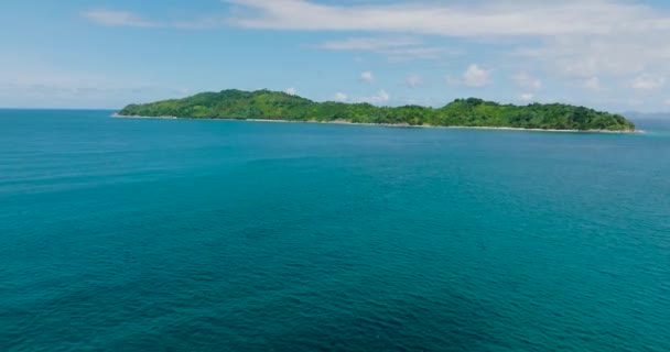 Mavi Denizle Çevrili Cagbuli Adası Nın Havadan Görüntüsü Mavi Gökyüzü — Stok video