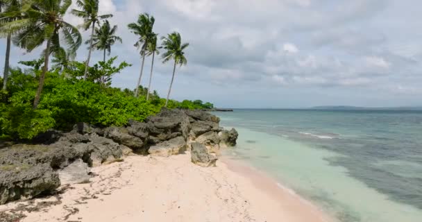 喀拉巴岛的椰树和沙滩 蓝天白云Romblon 菲律宾 — 图库视频影像