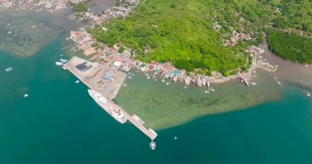 Drone Vista Del Puerto Coron Con Ferry Agua Turquesa Coron — Vídeo de stock