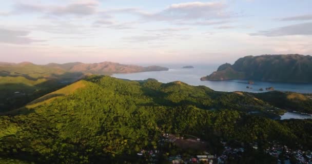 Гора Лесом Город Жилым Районом Короне Палаван Филиппины — стоковое видео