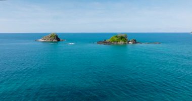 Kayalık kıyı şeridi olan Bury Adaları. Mavi deniz ve mercanlar. El Nido. Palawan 'da. Filipinler.