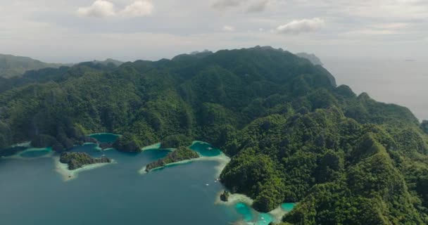 Islas Con Lagunas Vista Desde Arriba Cielo Azul Nubes Coron — Vídeo de stock