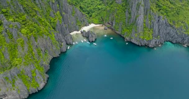 シークレット ラグーンとジジジス ビーチで船と石灰岩の形成 エルニド パラワン フィリピン — ストック動画
