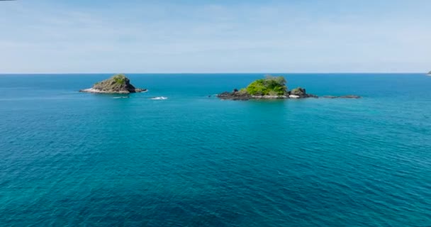 岩の海岸線を持つビリー諸島 青い海とサンゴ ニード パラワン フィリピン — ストック動画