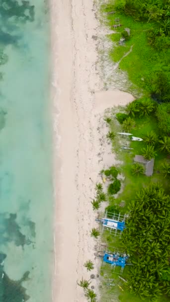 卡拉巴岛沙质海岸线上的海浪 圣何塞 隆布隆 菲律宾 纵向观点 — 图库视频影像