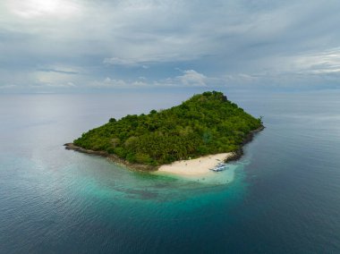 Baong Adası Sahili 'nde tekneleri olan beyaz kumlu bir sahil. Zamboanga 'da. Mindanao, Filipinler.