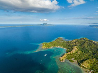 Mati, Davao Oriental 'deki hareketsiz bir dinozoru andıran etkileyici bir kara şekli. Filipinler.