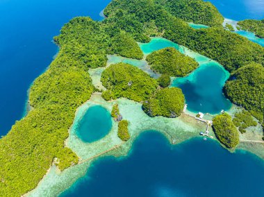 Tinago Adası ve mavi deniz yüzeyli gölcükler. Mindanao, Filipinler. Yaz ve seyahat konsepti.