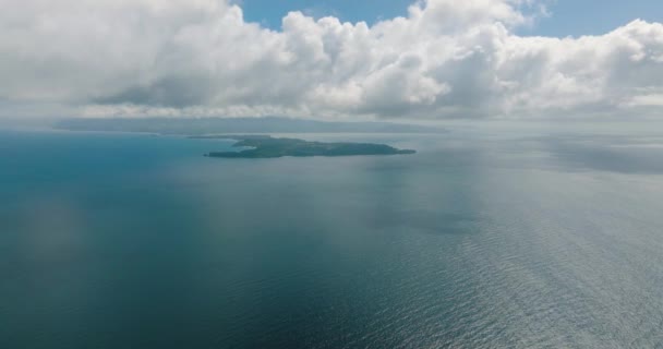 Vista Aerea Dell Isola Circondata Acqua Mare Blu Cielo Blu — Video Stock