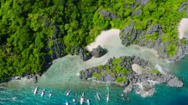 Matinloc Adası 'ndaki Gizli Plaj' da turist tekneleri. El Nido, Palawan. Filipinler.