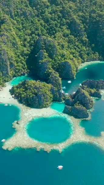 Boten Drijven Boven Twin Lagoon Zon Reflectie Het Turquoise Water — Stockvideo