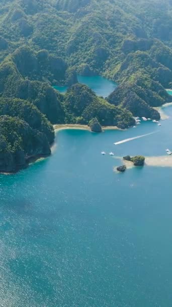 Kayangan Gölü Barakuda Gölü Manzarası Mavi Denizi Gölleri Aşan Tekneler — Stok video