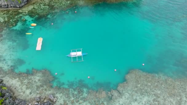 Top View Boat Kayaks Turquoise Sea Water Miniloc Island Nido — Stock Video