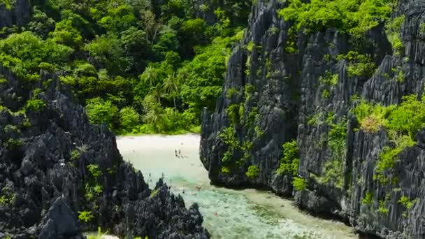 Formazioni Rocciose Calcaree Circondate Hidden Beach Isola Matinloc Nido Palawan — Video Stock
