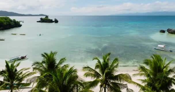 Kokosnötsträd Vit Sandstrand Med Båtar Som Flyter Över Klart Havsvatten — Stockvideo