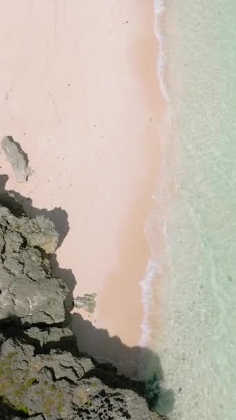 卡拉巴岛沙滩海岸线上美丽的海浪 圣何塞 隆布隆 菲律宾 纵向观点 — 图库视频影像