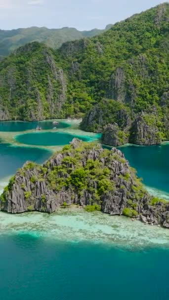 Tropický Ostrůvek Průhlednou Tyrkysovou Vodou Twin Lagoon Coronu Palawan Filipíny — Stock video