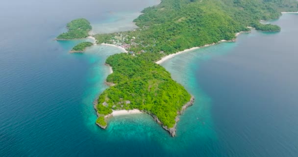 Вид Тропический Пляж Белым Песком Кораллами Остров Алада Ромблон Филиппины — стоковое видео