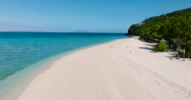 Όμορφη Παραλία Λευκή Άμμο Καθαρά Νερά Και Κύματα Στο Cobrador — Αρχείο Βίντεο