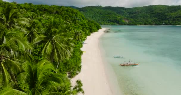 フィリピン ロムブロンビーチのティアラビーチの澄んだ水と海の波に浮かぶボート — ストック動画